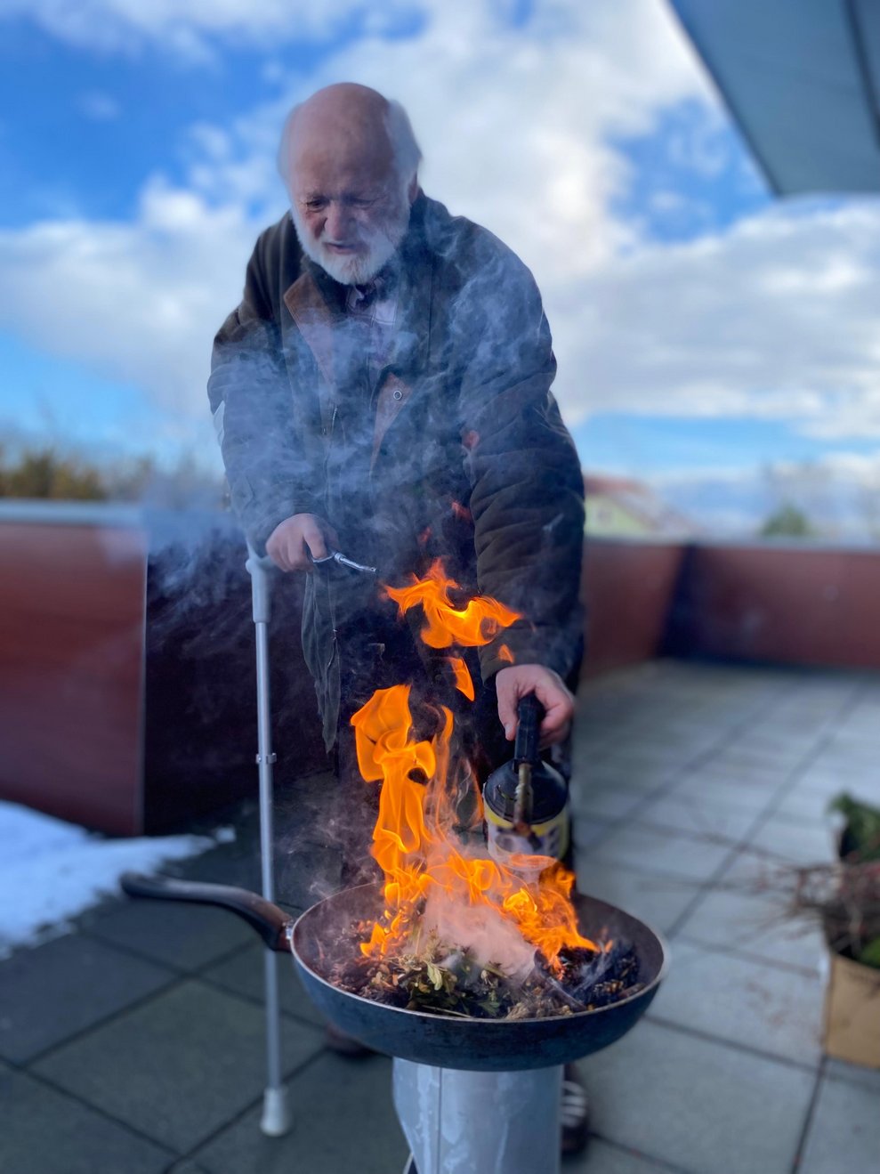 Feuerschale mit Mann.