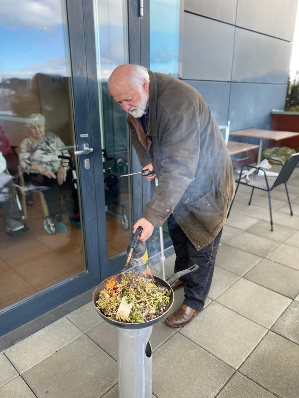 Feuerschale mit Mann.