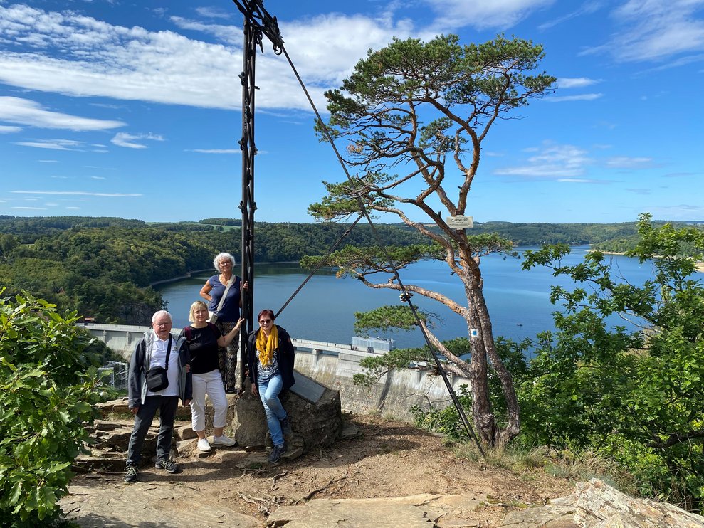 Eine Gruppe vor einem Kreuz.