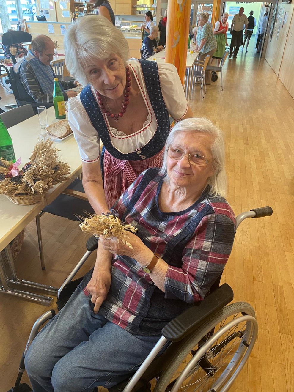 Zwei Damen beim Erntedankfest.