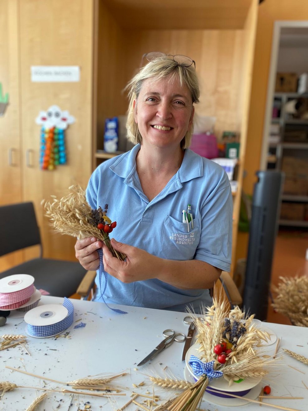 Dame bindet Sträußerl fürs Erntedankfest.