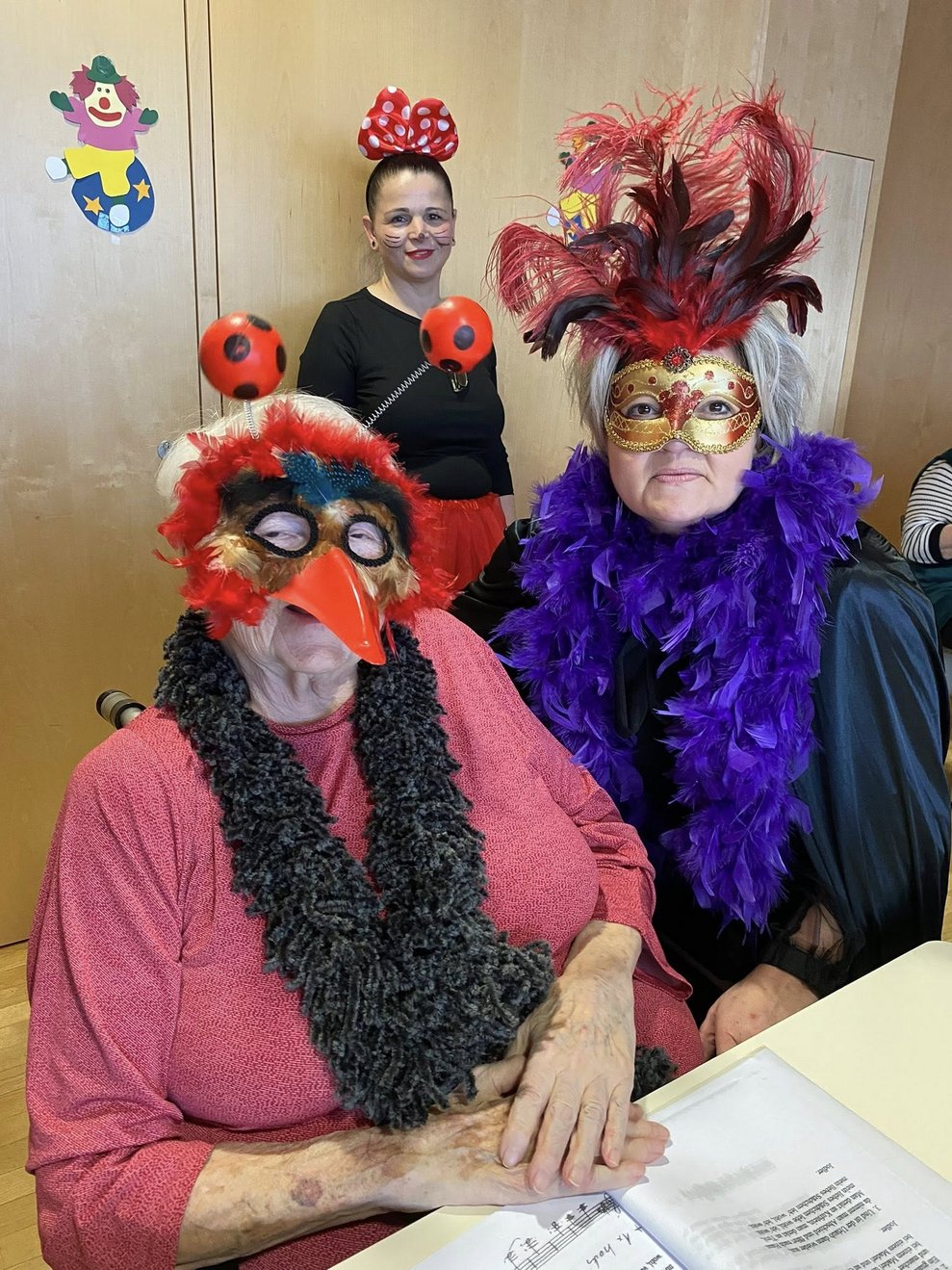 Zwei verkleidete Frauen.