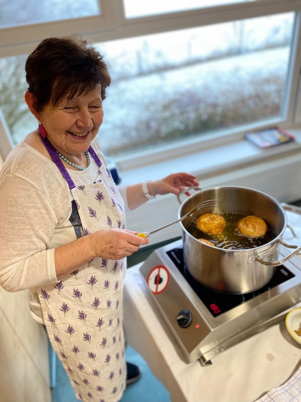 Krapfen backen mit Frau.