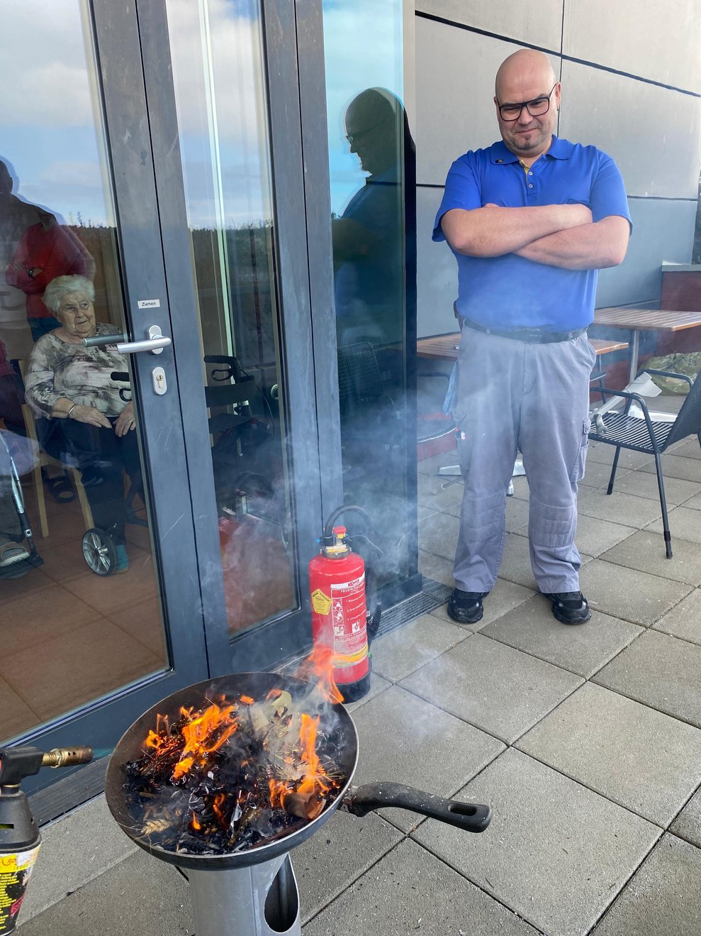 Feuerschale mit Mann.