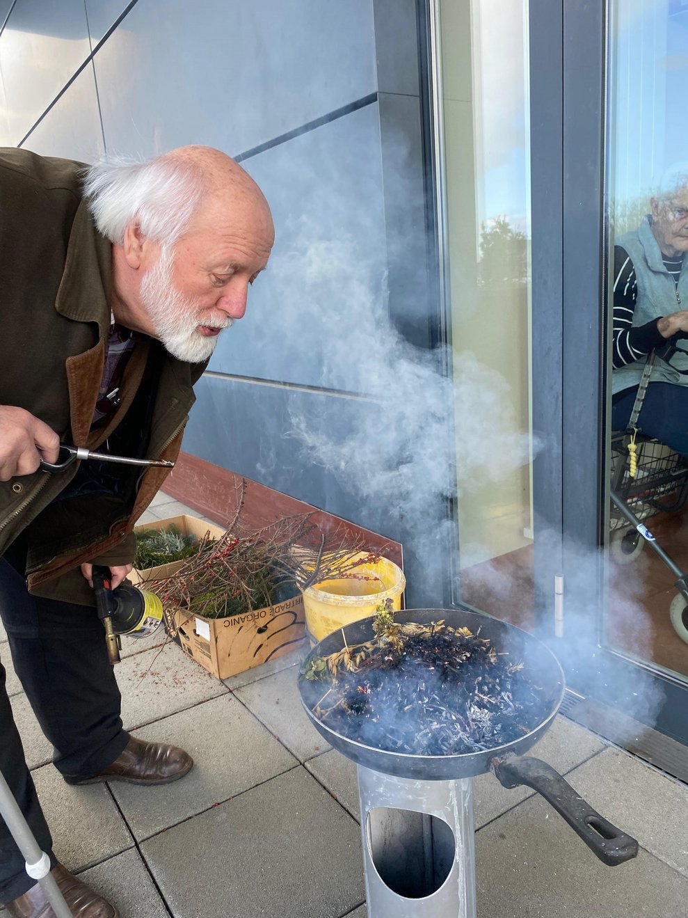 Feuerschale mit Mann.