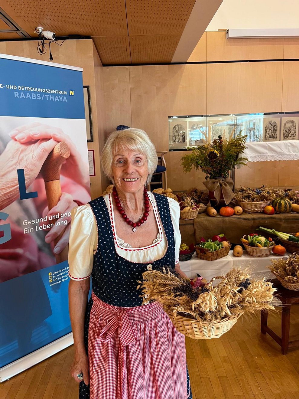 Eine Dame mit einem Sträußerlkorb.