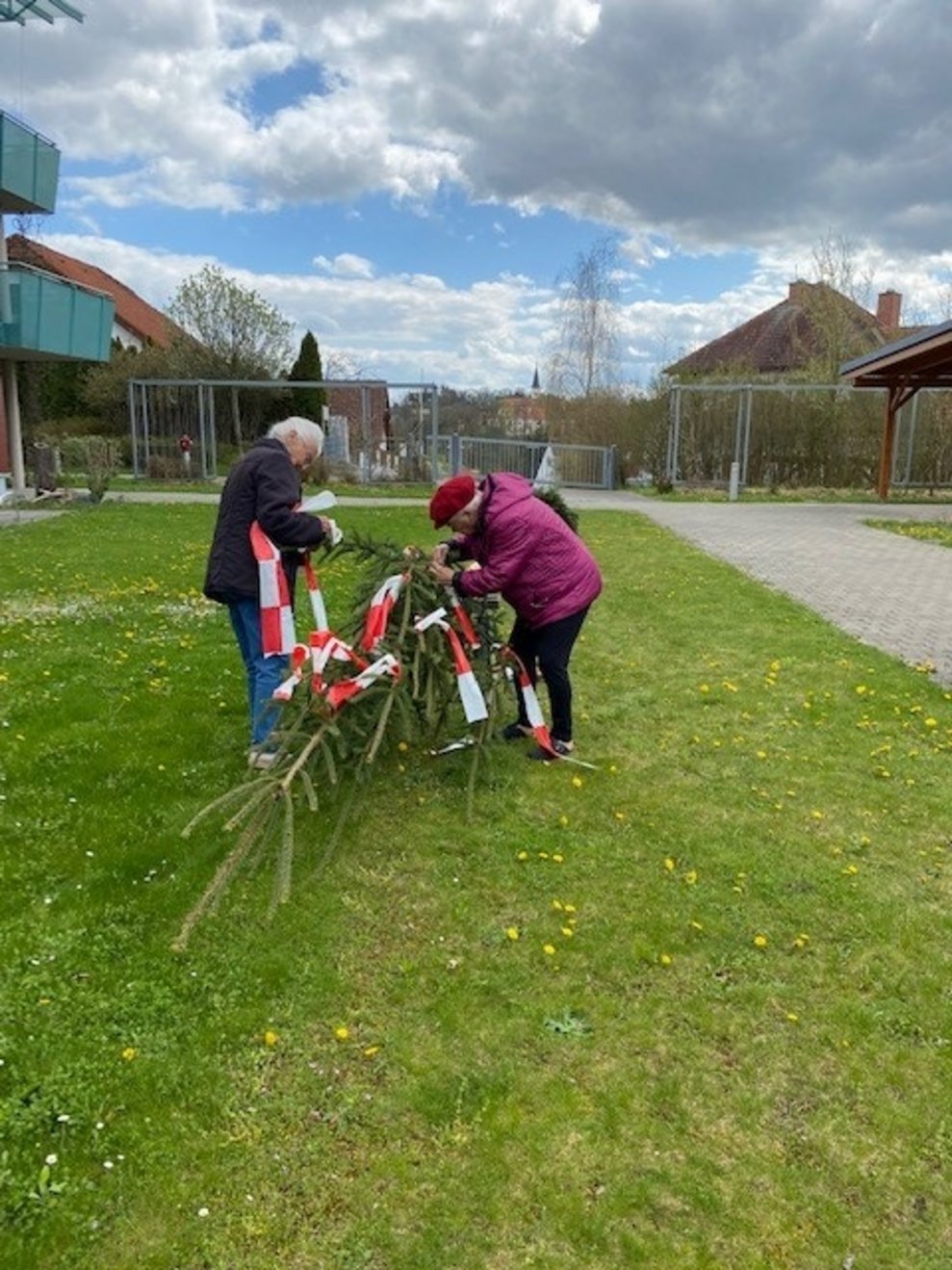 Ehrenamtliche beim Maibaum herrichten
