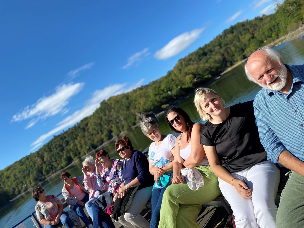 Menschen auf einem Boot.