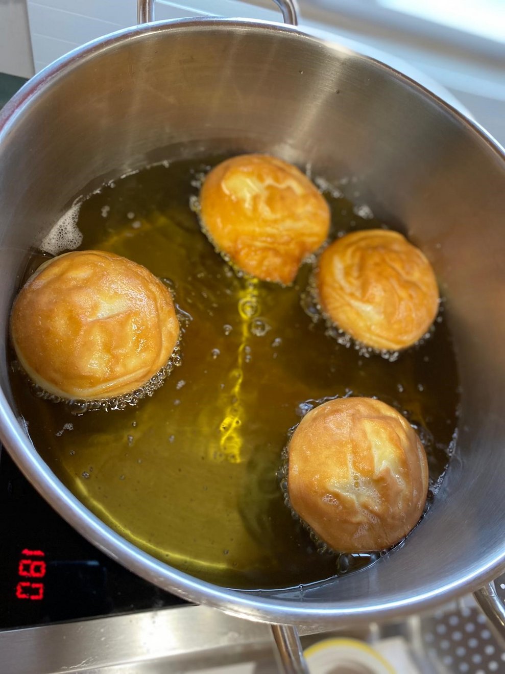 Krapfen backen.