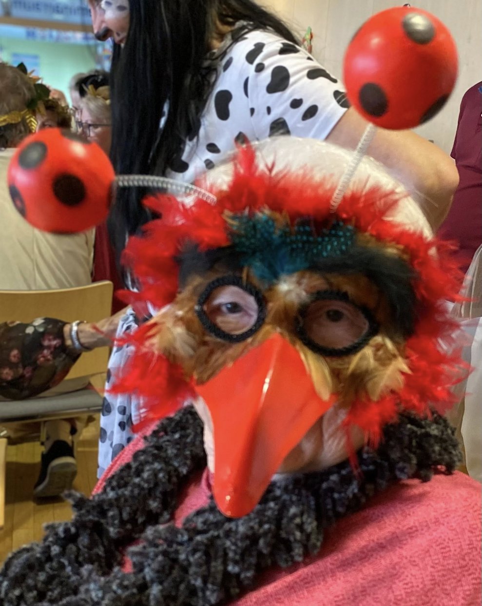 Eine verkleidete Frau.