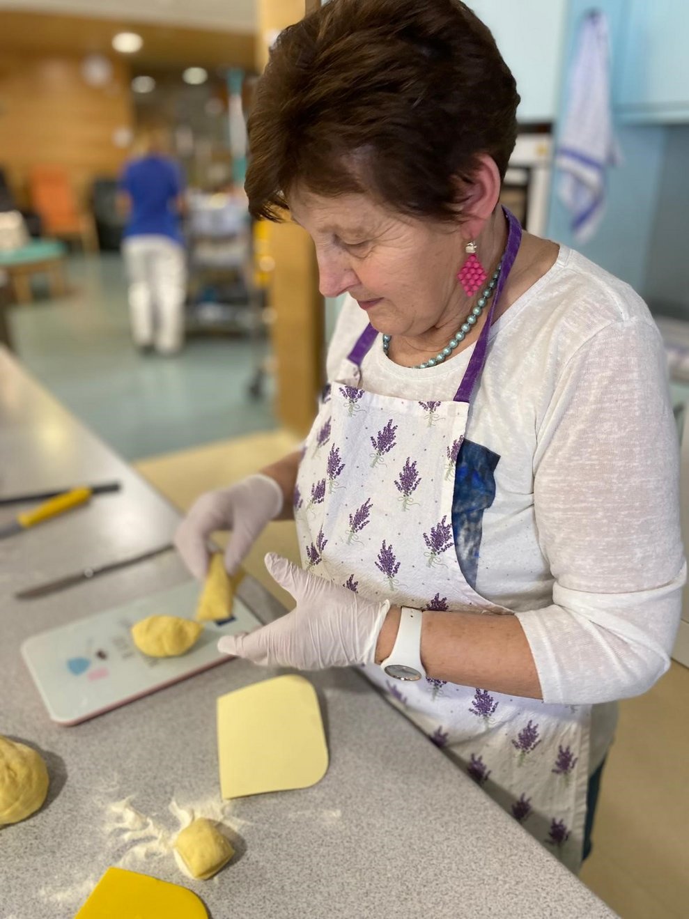 Eine Frau beim Krapfen backen.