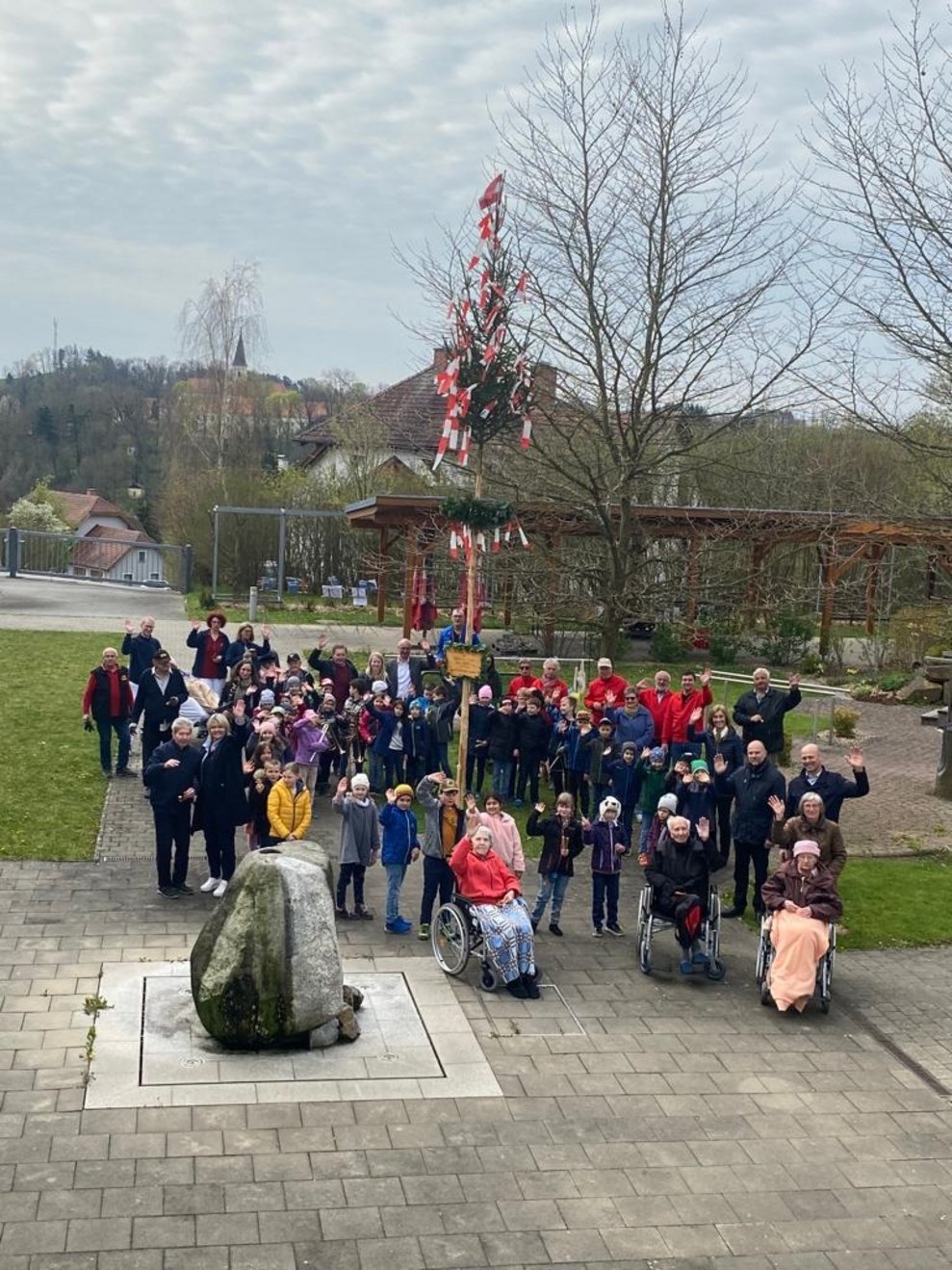 Gruppenfoto mit Maibaum