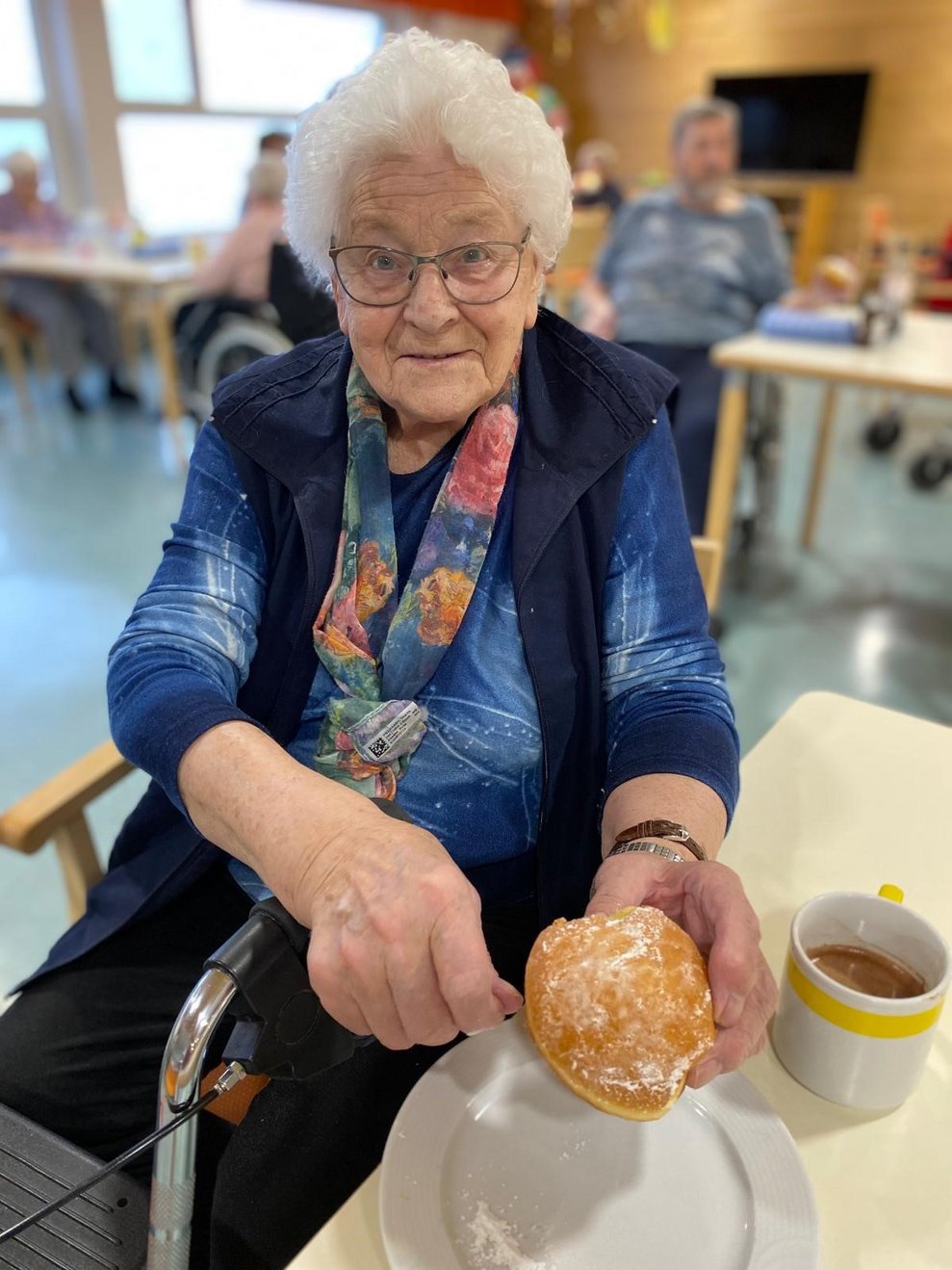 Eine Frau mit Krapfen.