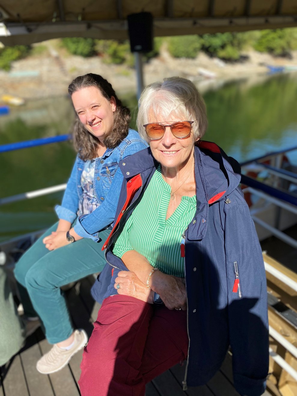 Menschen auf einem Boot.