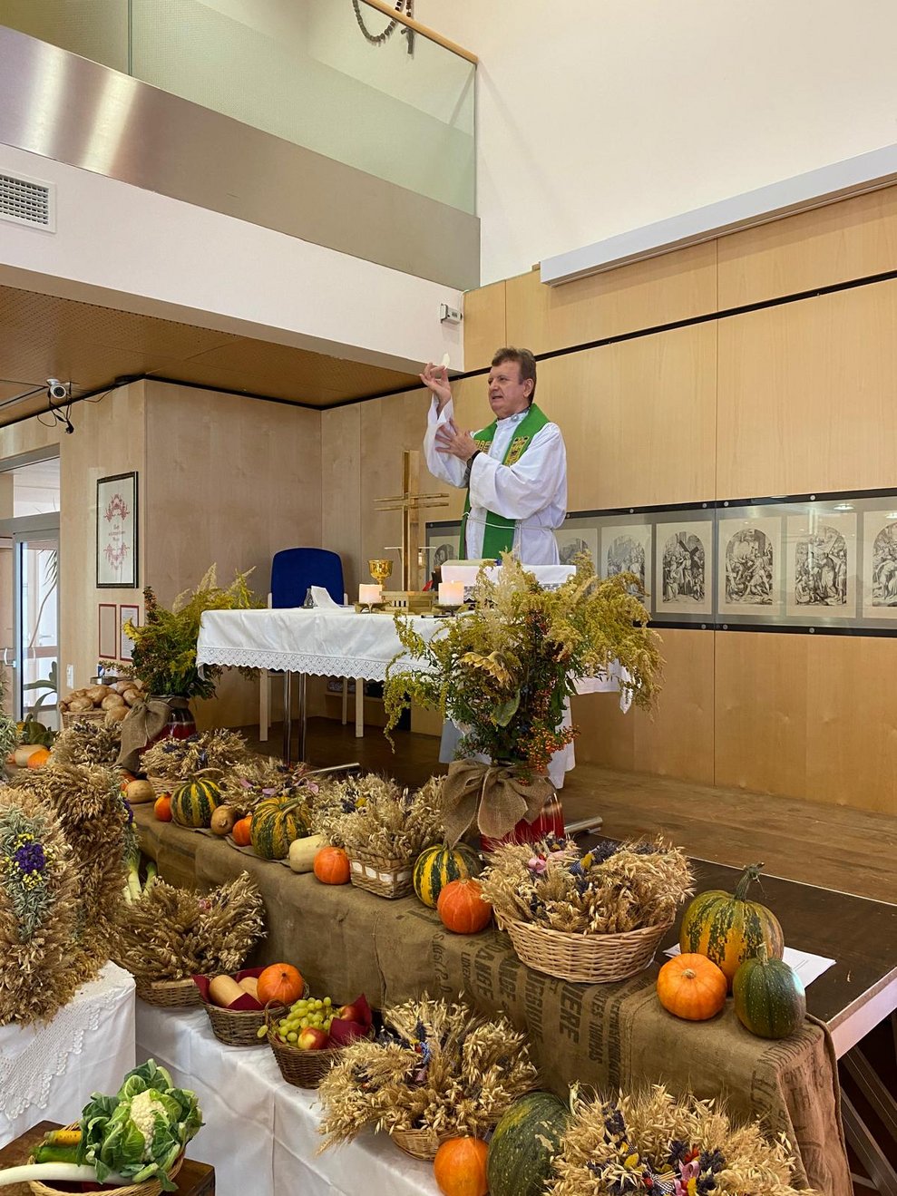Pfarrer beim Erntedankfest.