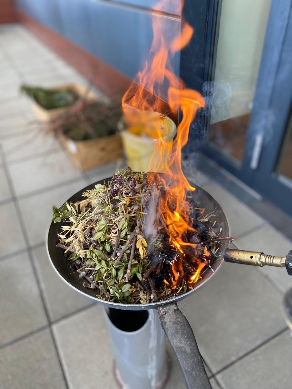 Feuerschale mit Mann.