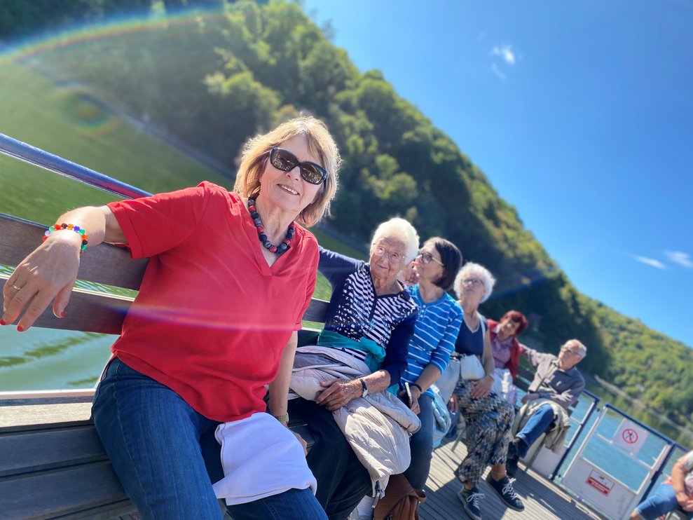 Menschen auf einem Boot.