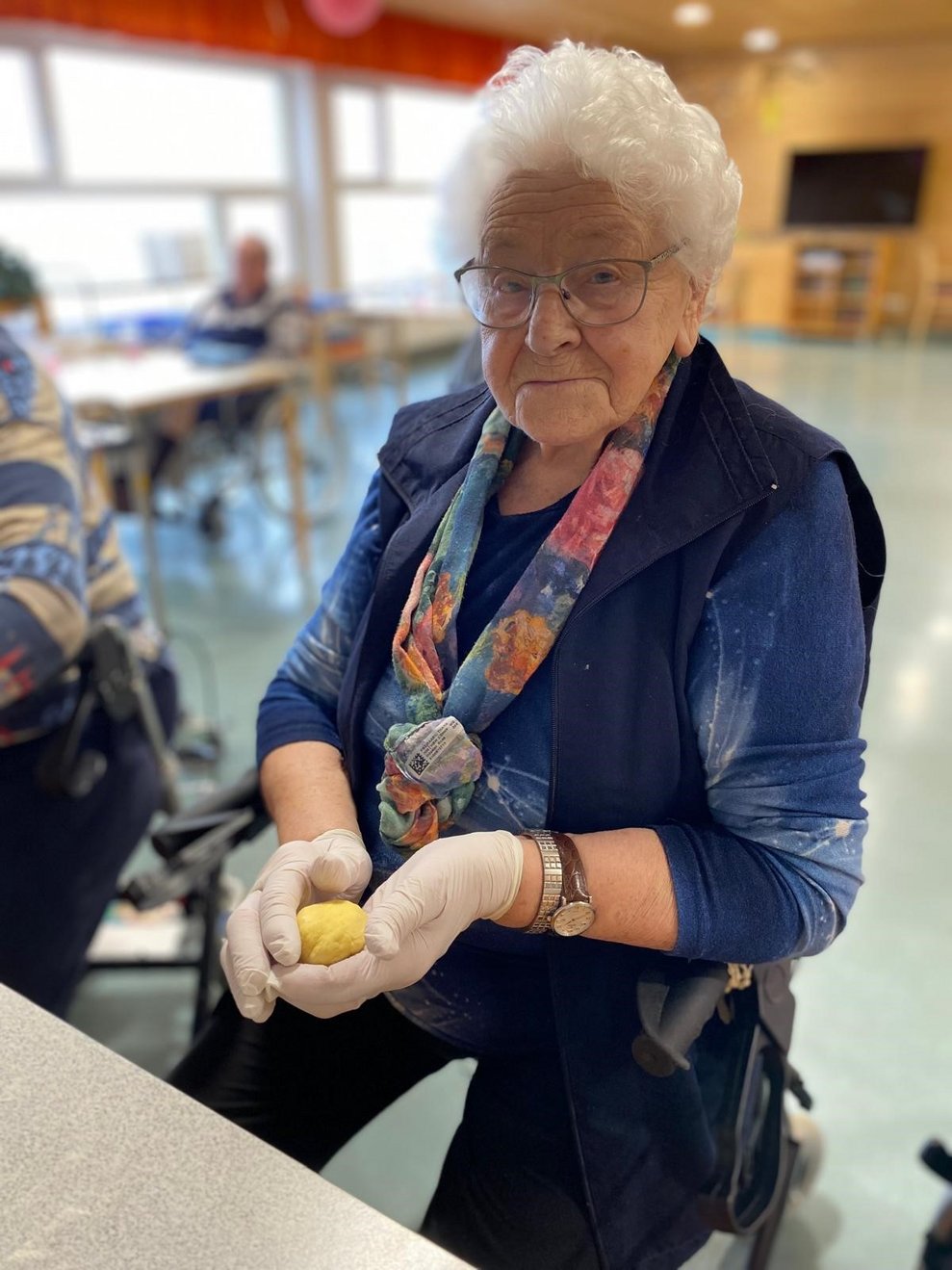 Eine Frau mit Krapfen.