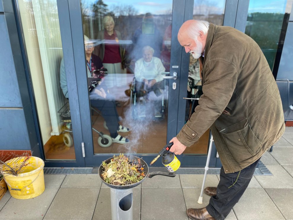 Feuerschale mit Mann.